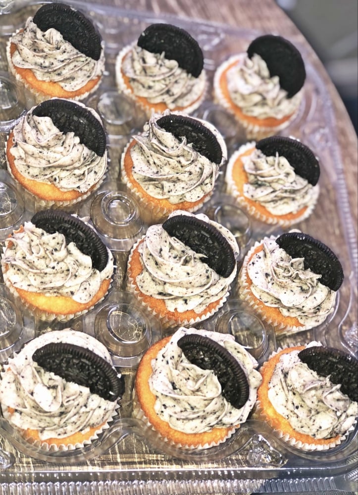 Image of Dozen Gourmet Cupcakes (for pickup only. or delivery locally in the DE area for additional fee)