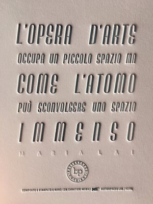 L'opera d'arte occupa un piccolo spazio, ma come l'atomo può sconvolgere uno spazio immenso