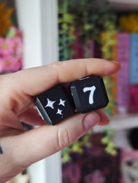 Image 4 of Contador de libros dados blanco y negro 