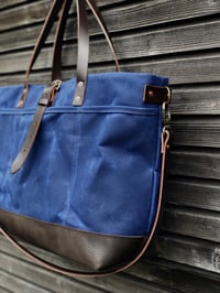 Image 7 of XL bag in navy blue waxed canvas and dark brown oiled leather base