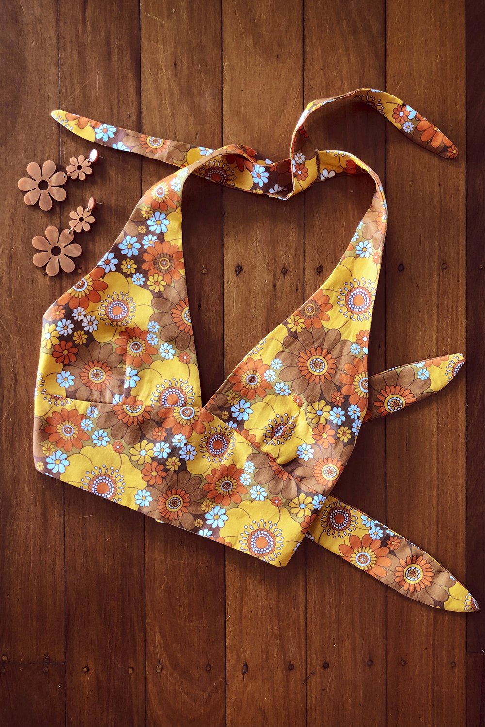 Heartbreaker halter in Pushing daisies orange and brown