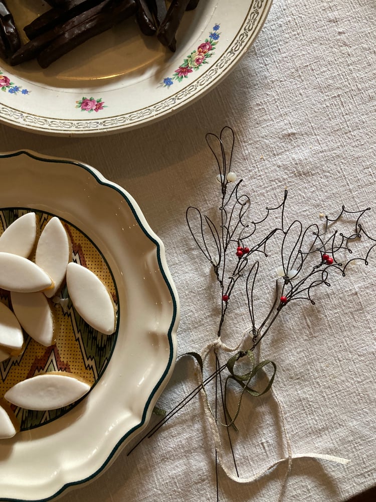 Image of Rameaux de houx et gui en fil et perles réalisés à la main par Astrid Lecornu