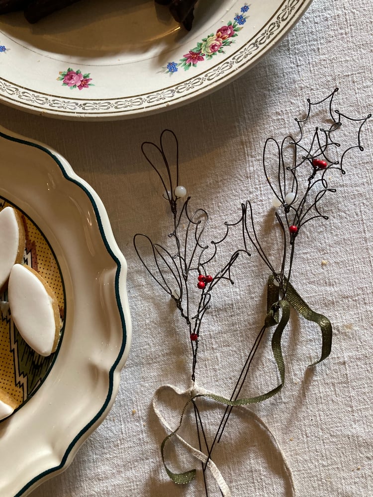 Image of Rameaux de houx et gui en fil et perles réalisés à la main par Astrid Lecornu