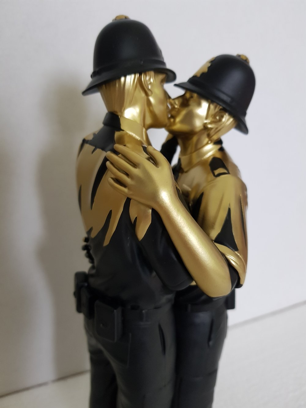 KISSING COPPERS (GOLD) SCULPTURE BANKSY / BRANDALISED - BRAND NEW