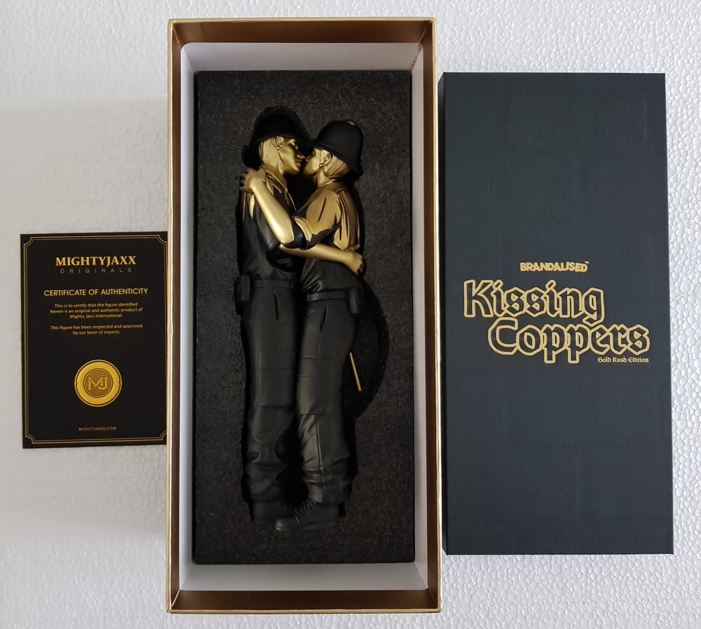 KISSING COPPERS (GOLD) SCULPTURE BANKSY / BRANDALISED - BRAND NEW