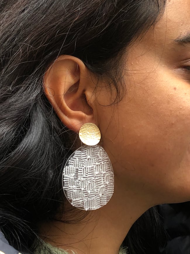 Orecchini Demo Lens trama