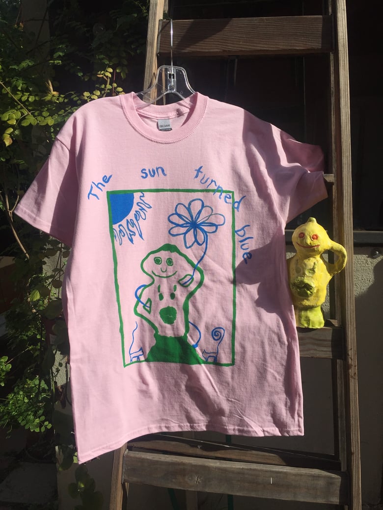 Image of THE SUN TURNED BLUE T-SHIRT IN PINK