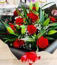 8 Red Roses & Lilies 