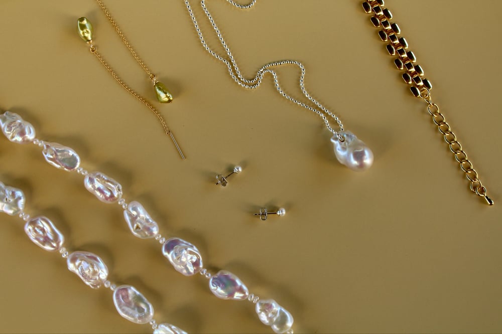 Image of Mini pearl studs 