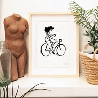 Image 2 of "Mujer feliz leyendo" print