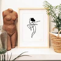 Image 2 of "Mujer feliz bailando" print
