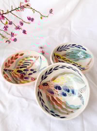 Image 2 of Cuenco con pájaro colores 1