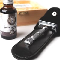 Image 2 of Safety Razor + English Shaving Oil + Blades Wooden Gift Box