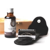 Image 4 of Safety Razor + English Shaving Oil + Blades Wooden Gift Box