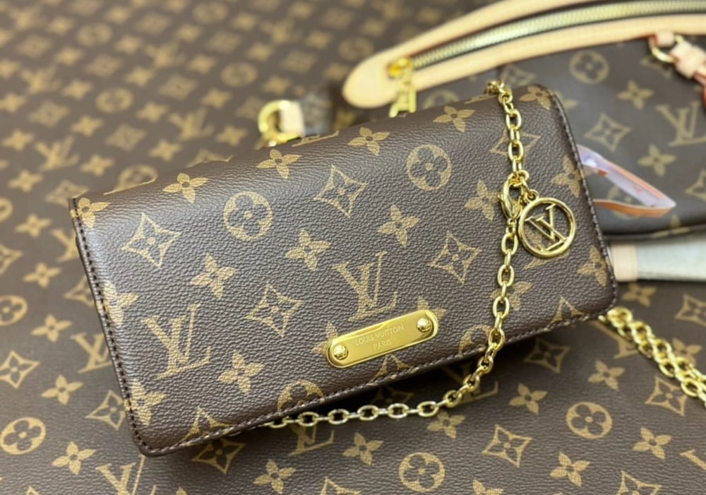 LV Wallet On Chain Lily 