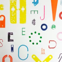 35 objets à caractère typographiques