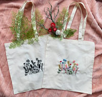 Design ‘Flowers’ hand embroidered tote bag