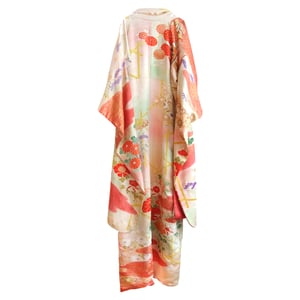 Image of Silkekimono - i creme og pastel med guld broderier