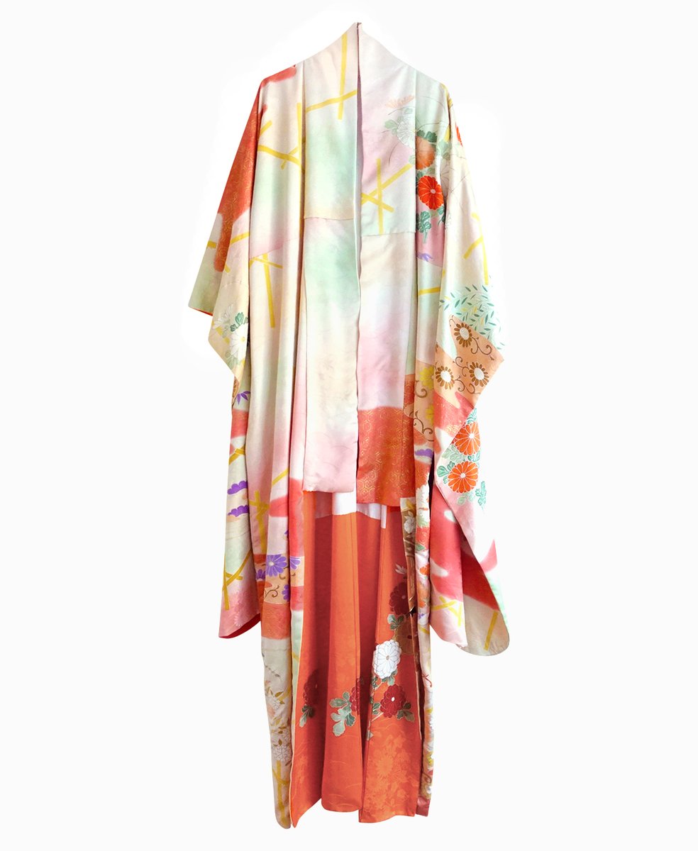Silkekimono i creme og pastel med guld broderier Kimono in the Clouds