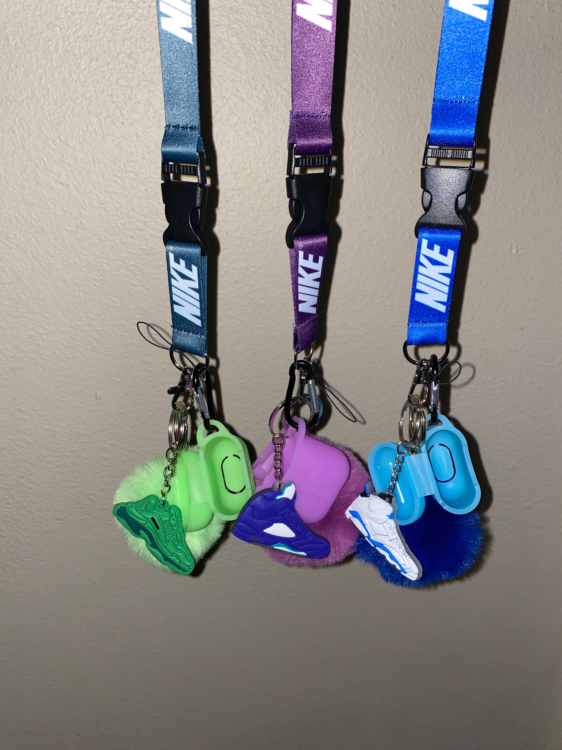incase airpod lanyard