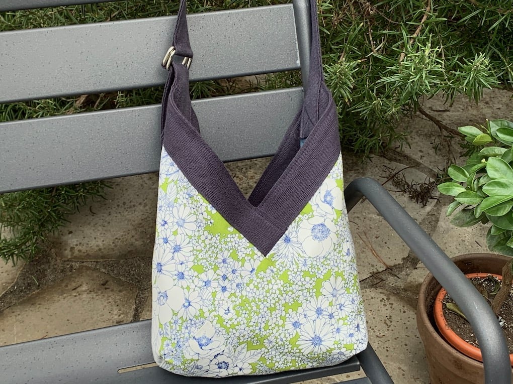 Image of Sac Yvonne blue summer sky and green flowers