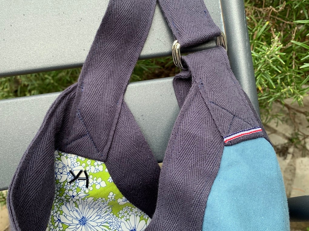 Image of Sac Yvonne blue summer sky and green flowers