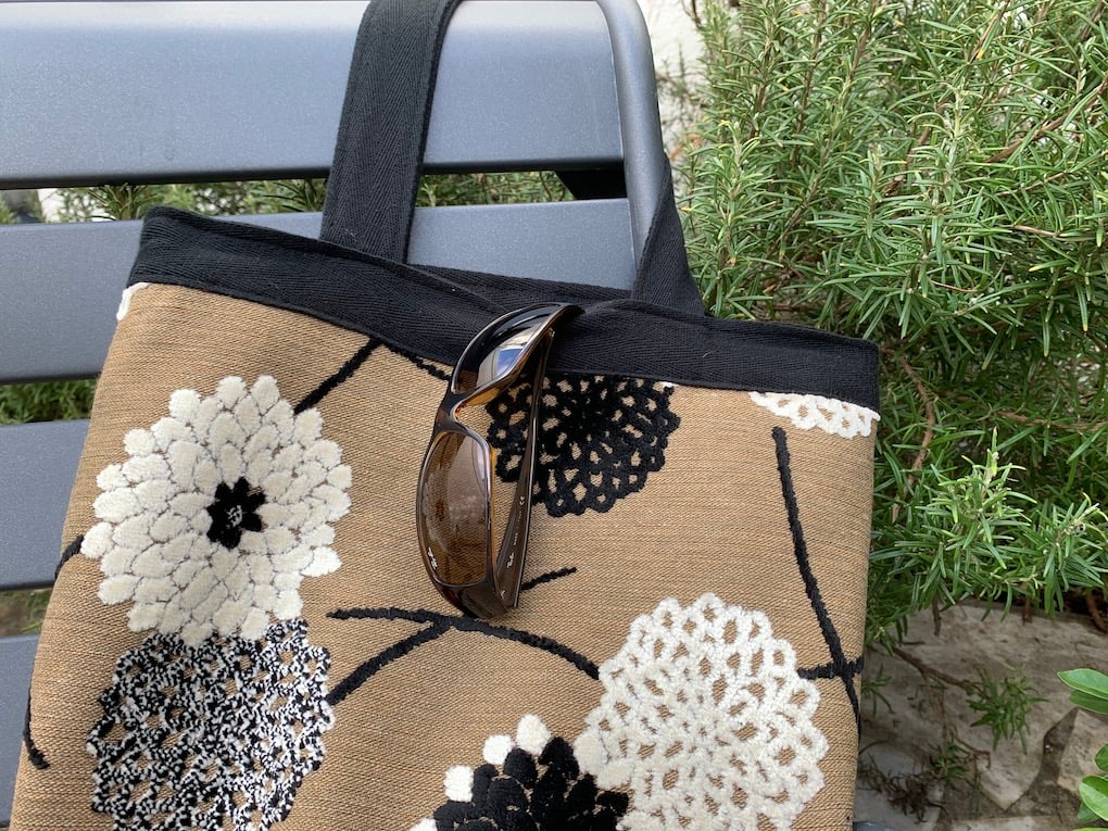 Image of Sac Annette brown, black and brow knitted flowers and blue