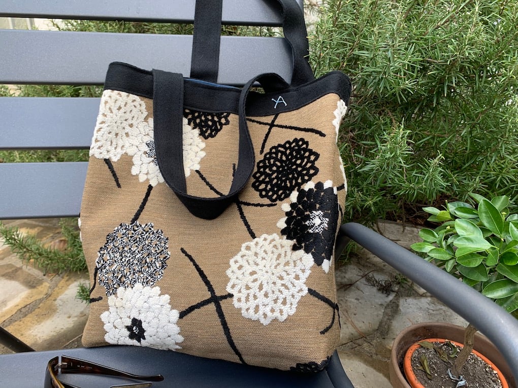 Image of Sac Annette brown, black and brow knitted flowers and blue