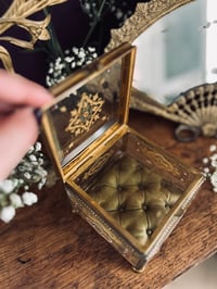 Image 6 of Grande boite à bijoux en verre biseauté, e-mail peint et soie capitonné verte, fin XIXème