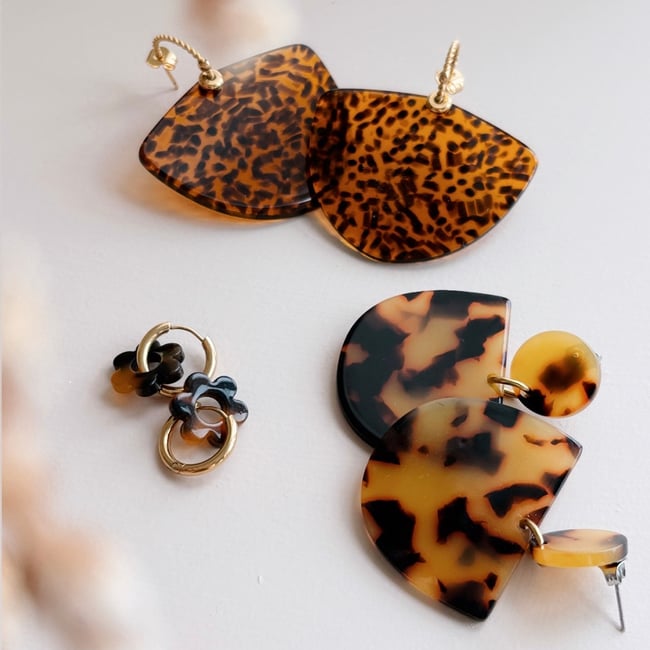 LOU  | Boucles d'oreilles en acier inoxydable doré & grand pendentif en acétate