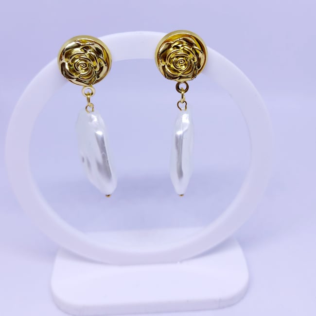 'golden hold' pearly earrings | gold