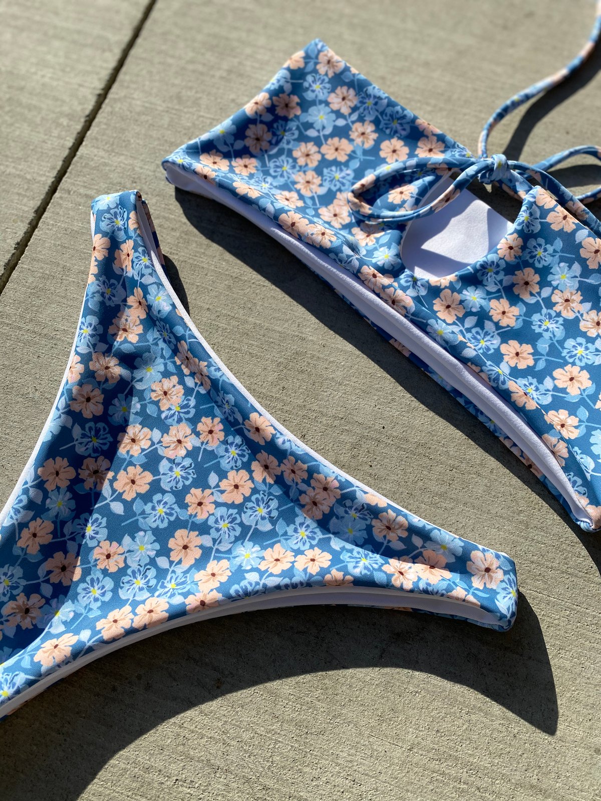 Image of EX MULTI WAY : DITSY FLORAL X WHITE 