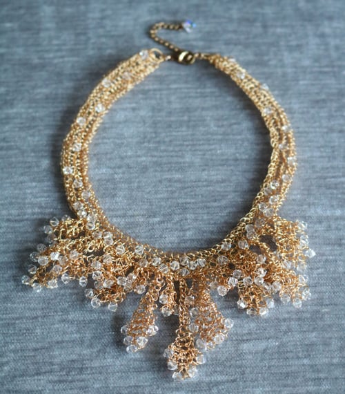 Image of SNOW-TIPPED PETALS NECKLACE
