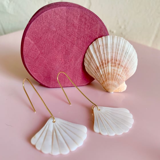 Image of Shell Fan Drop Earrings 