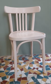 Image 1 of Ancienne chaise bistrot revisitée en rose poudré 