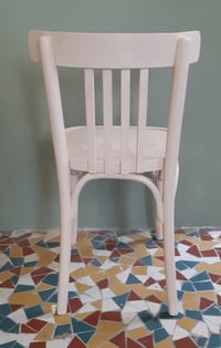 Image 2 of Ancienne chaise bistrot revisitée en rose poudré 
