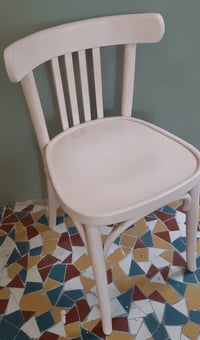 Image 4 of Ancienne chaise bistrot revisitée en rose poudré 