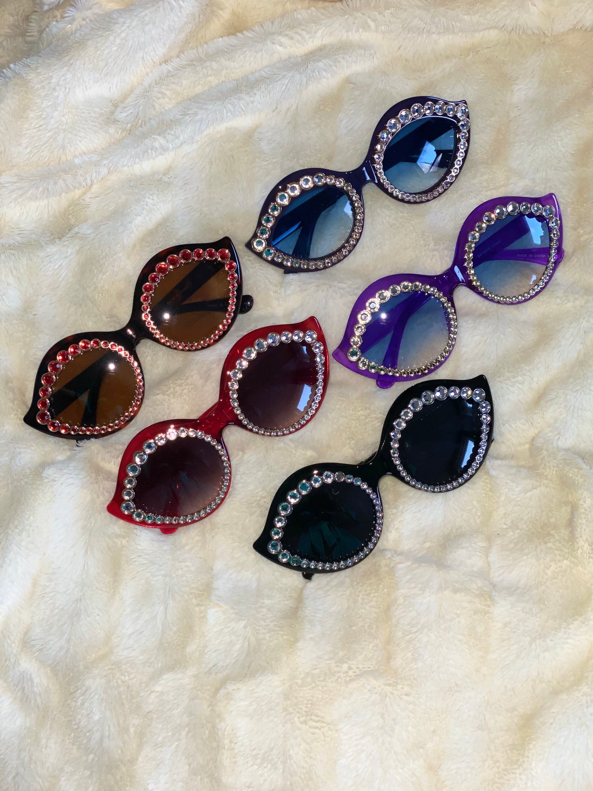 HS2038 - Women Cat Eye Rhinestone Diamond Oversize Fashion Sunglasses –  Iris Fashion