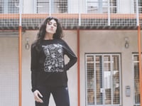 Image 2 of SAMARRETA NEGRA MÀNIGA LLARGA // CAMISETA NEGRA MANGA LARGA. "COLZE A COLZE"