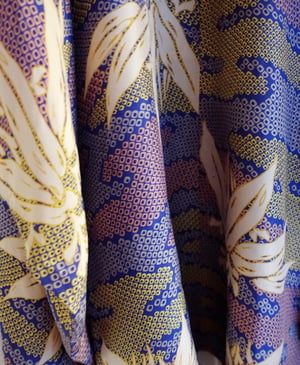 Image of Kort kimono med gule bambusblade og prikmønster