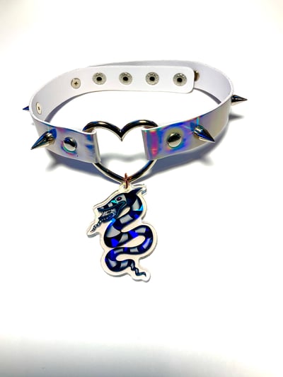 Image of Sandworm Holographic Heart-Ring Chokerp