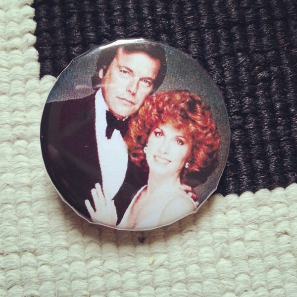 Image of badge pour l'amour du risque - hart to hart