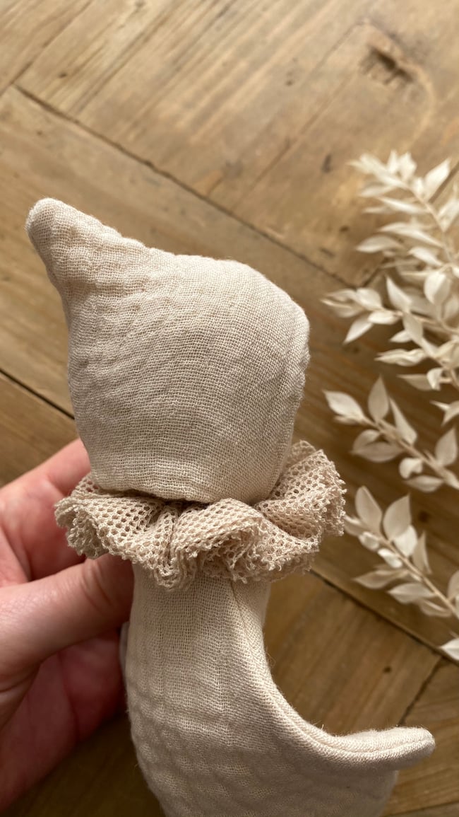 Doudou plat au béguin Gabriel(le) d'inspiration Waldorf