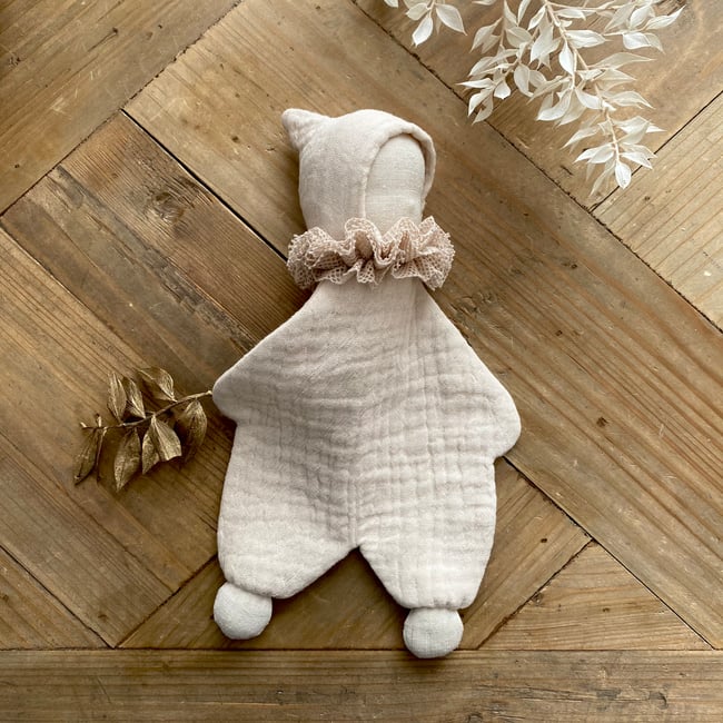 Doudou plat au béguin Gabriel(le) d'inspiration Waldorf