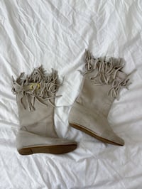 Image 3 of 00s Beige suede boots // 39