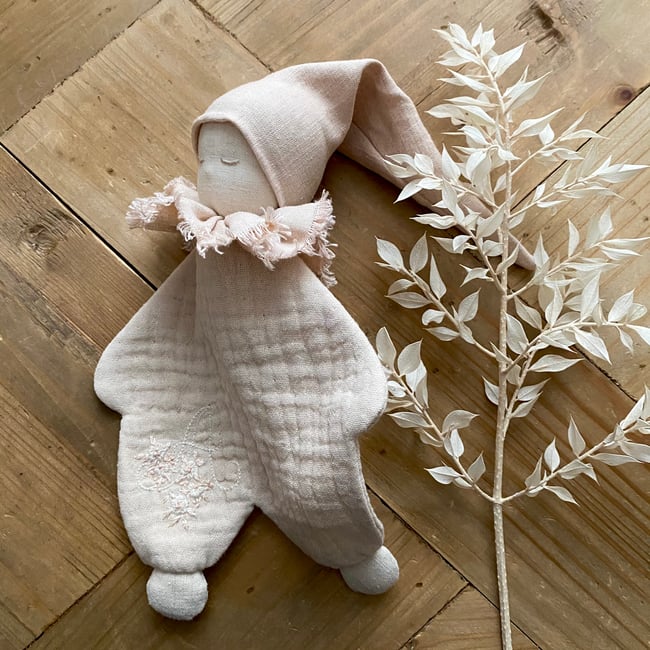Doudou lutin plat Gabriel(le) d'inspiration Waldorf