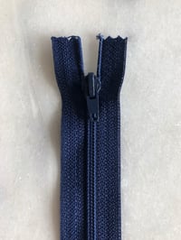 Plastik lynlås 30 cm - mellem blå