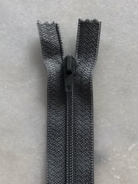 Plastik lynlås 30 cm - mellem grå