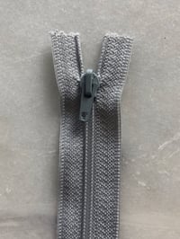 Plastik lynlås 30 cm - lys grå