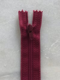 Plastik lynlås 30 cm - mørk hindbær